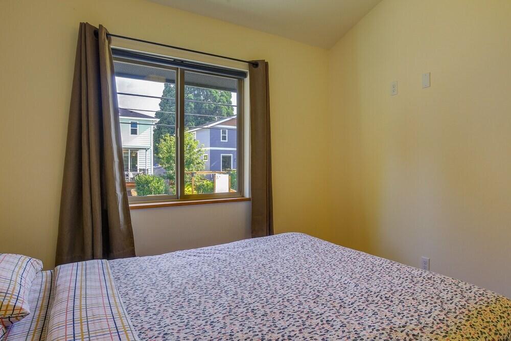 Modern White Salmon Apartment, Steps From Town