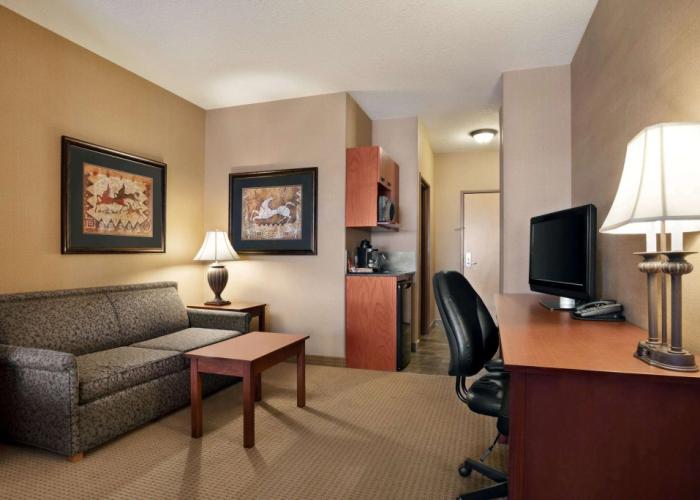 Days Inn & Suites by Wyndham Strathmore