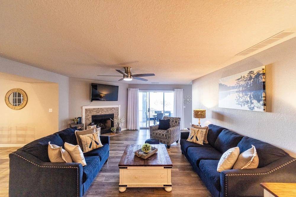 Lazy L at the Lake Chic 3 BDR Condo w/ Boat Slip