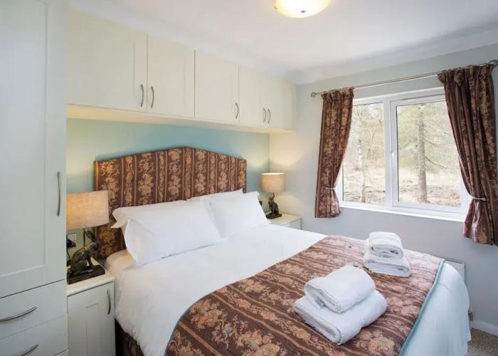 Bluebell Lodge - Sleeps 4,hot Tub, Loch & Woodland