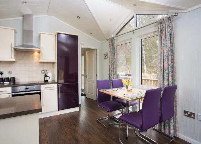 Bluebell Lodge - Sleeps 4,hot Tub, Loch & Woodland