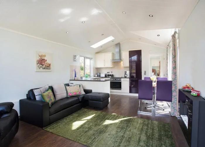 Bluebell Lodge - Sleeps 4,hot Tub, Loch & Woodland