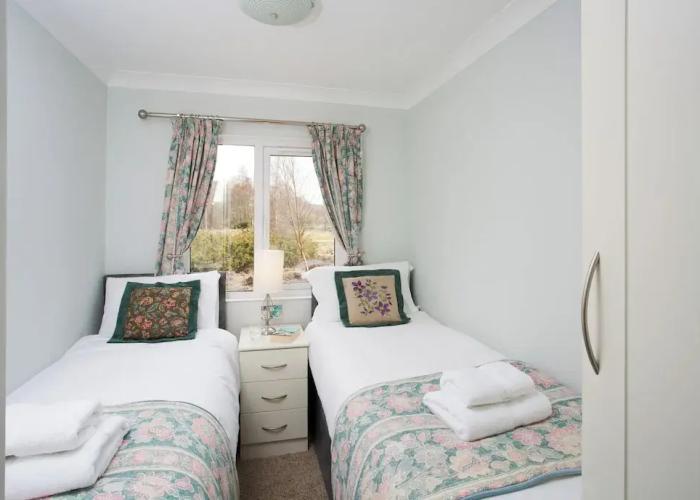 Bluebell Lodge - Sleeps 4,hot Tub, Loch & Woodland