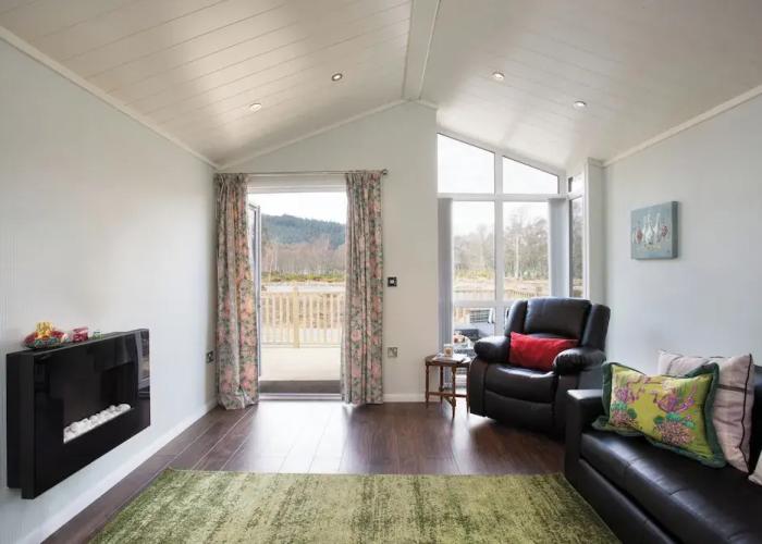 Bluebell Lodge - Sleeps 4,hot Tub, Loch & Woodland