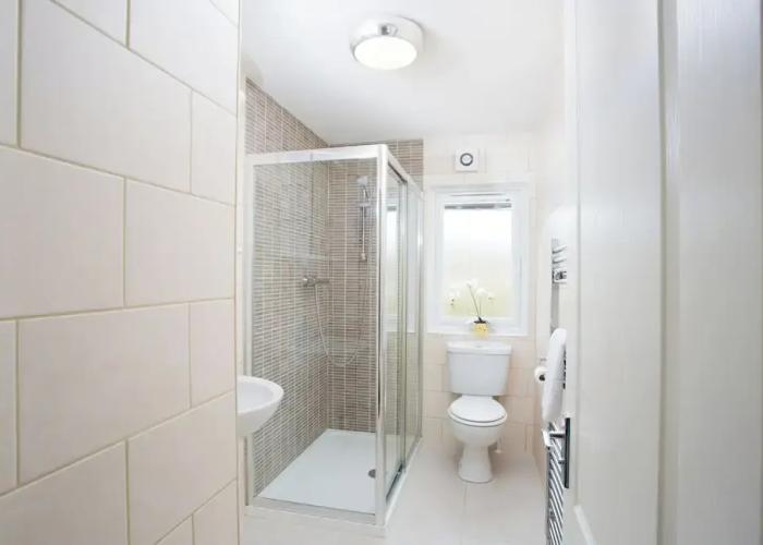 Bluebell Lodge - Sleeps 4,hot Tub, Loch & Woodland