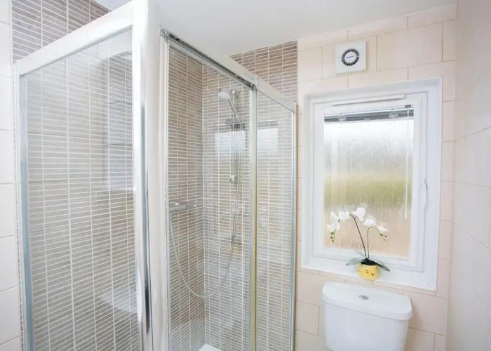 Bluebell Lodge - Sleeps 4,hot Tub, Loch & Woodland