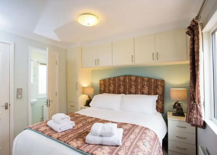 Bluebell Lodge - Sleeps 4,hot Tub, Loch & Woodland