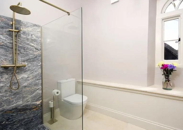 Beautiful 7 bedroom house hottub wifi