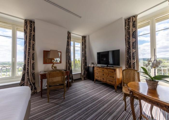 Pavillon Henri IV Hotel Restaurant Gastronomique Terrasse