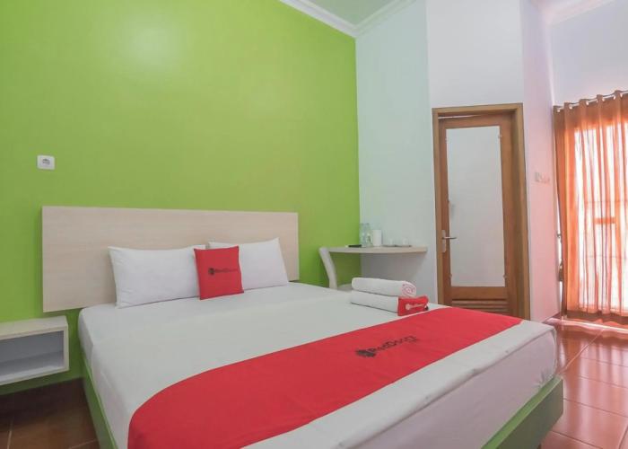 RedDoorz Plus near Alun Alun Kuningan