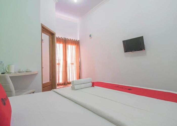 RedDoorz Plus near Alun Alun Kuningan