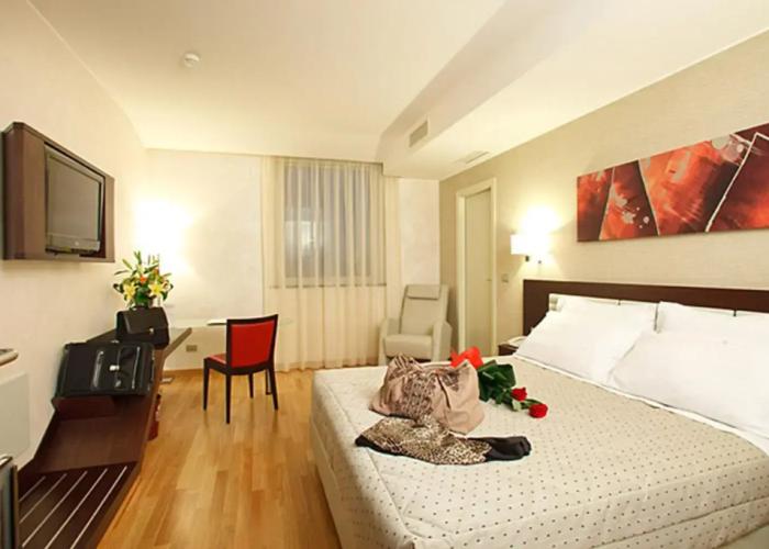 Breaking Business Hotel