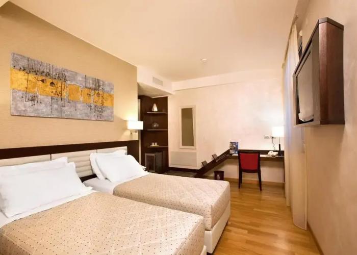 Breaking Business Hotel