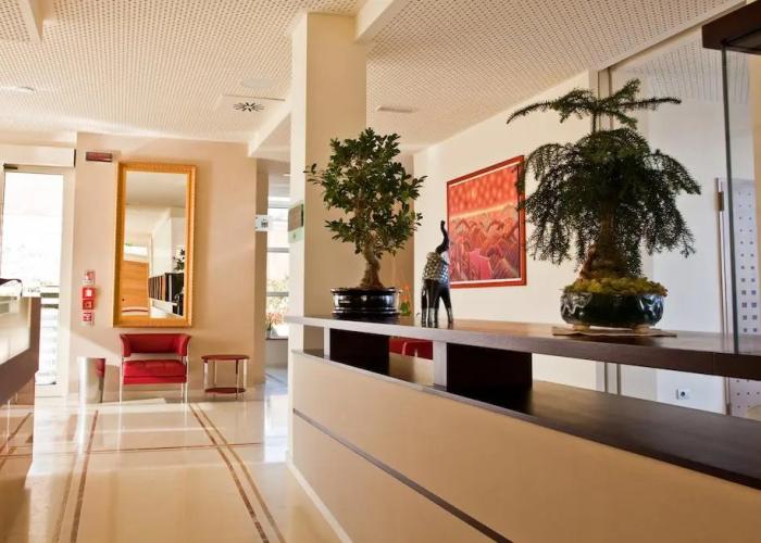 Breaking Business Hotel