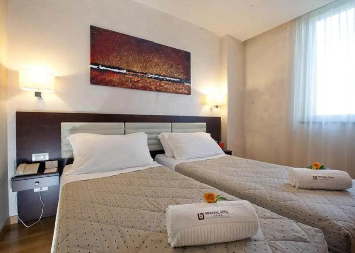 Breaking Business Hotel