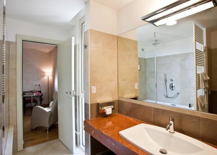 Breaking Business Hotel