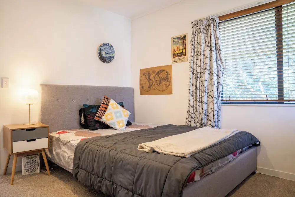 Spacious Eastern Beach Home - 1 Min From Beach!