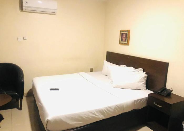 Mayors & Diplomat Suites Opebi