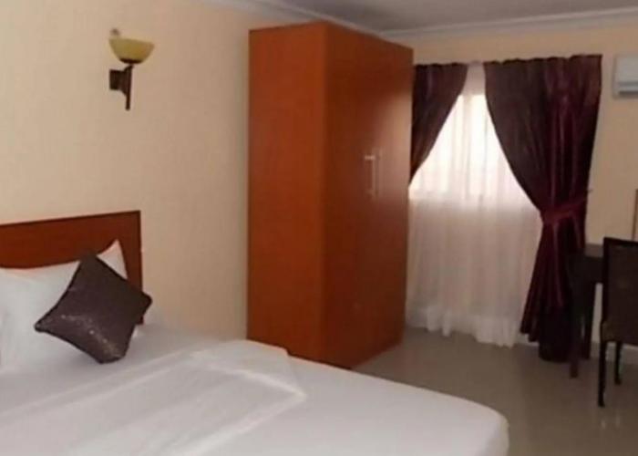Crown Cottage Hotel