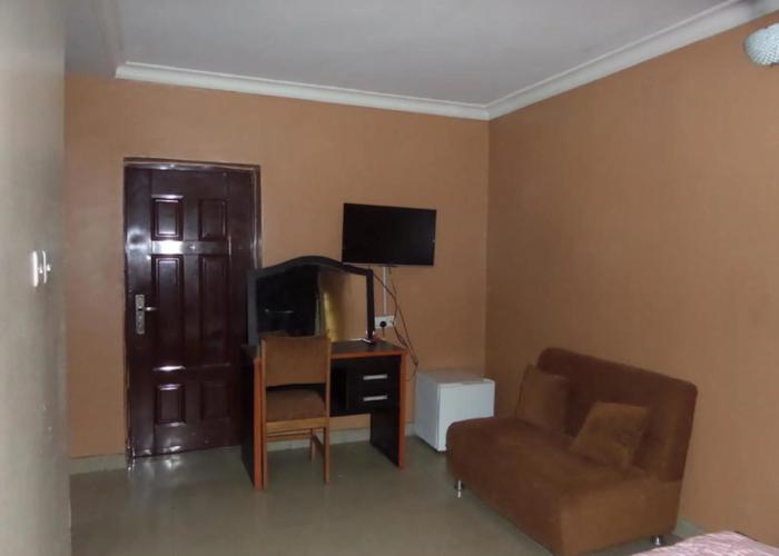 B & S Hotel