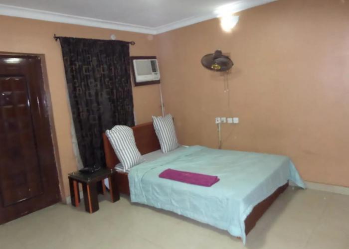 B & S Hotel