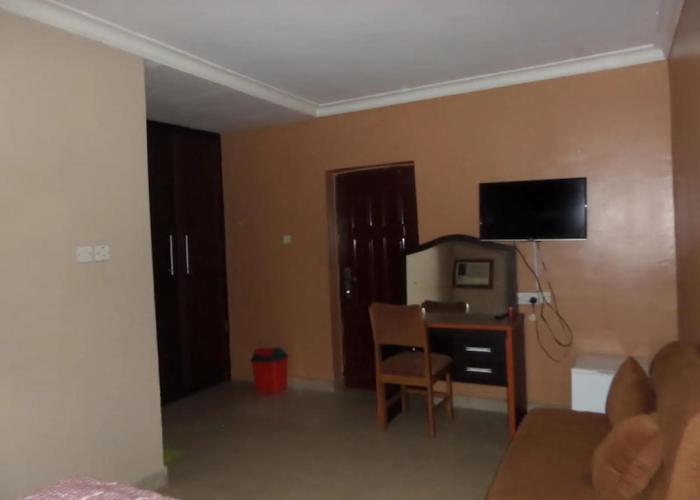 B & S Hotel