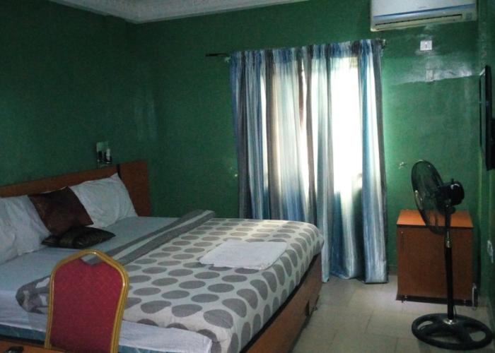 D'Czars Hotel & Suites