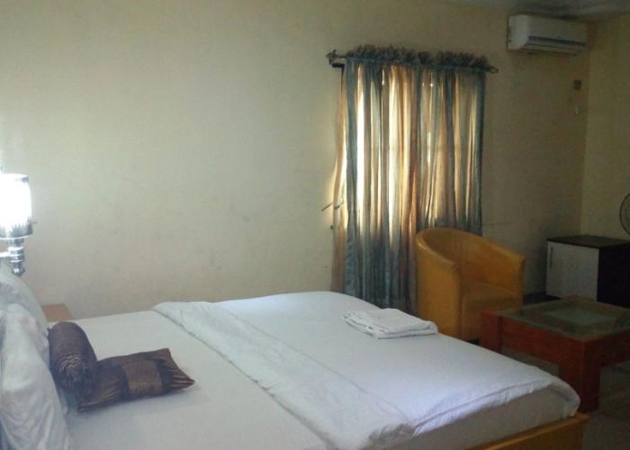 D'Czars Hotel & Suites