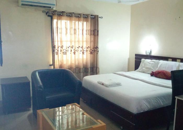 D'Czars Hotel & Suites