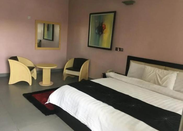 L'avalon Hotel and Suites