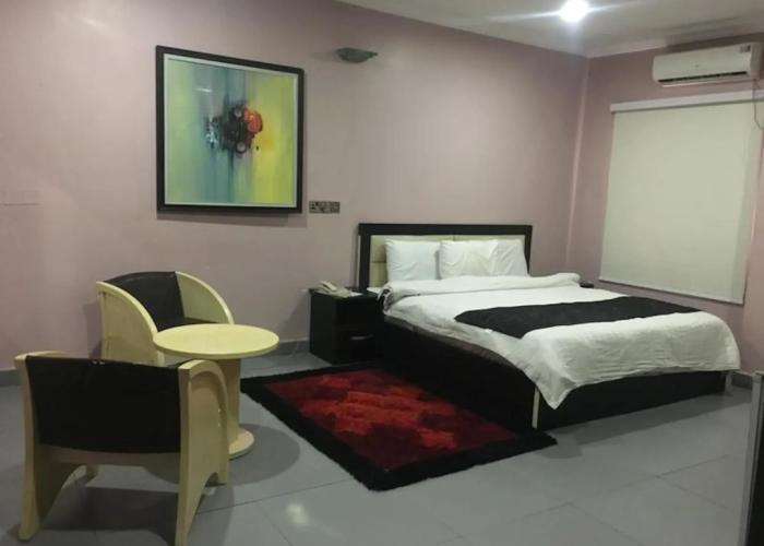 L'avalon Hotel and Suites