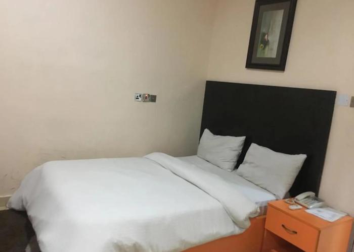 L'avalon Hotel and Suites