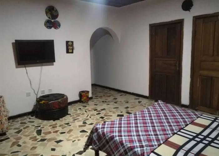 Room in House - Unrivaled Comfort at Val's Residence With King-sized bed