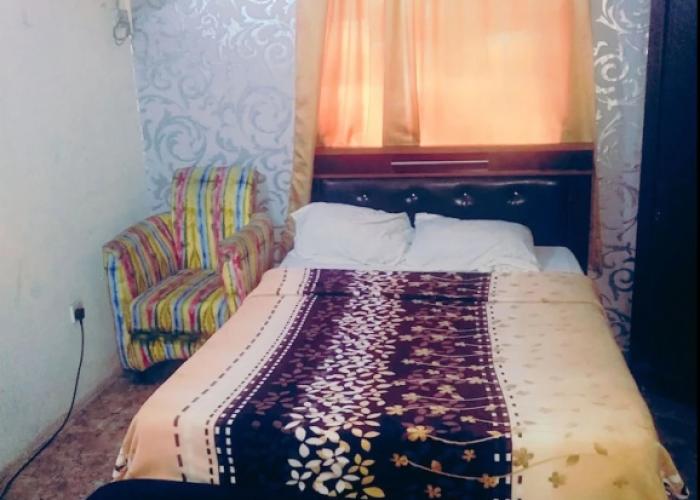 Room in House - Unrivaled Comfort at Val's Residence With King-sized bed