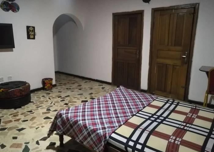 Room in House - Unrivaled Comfort at Val's Residence With King-sized bed