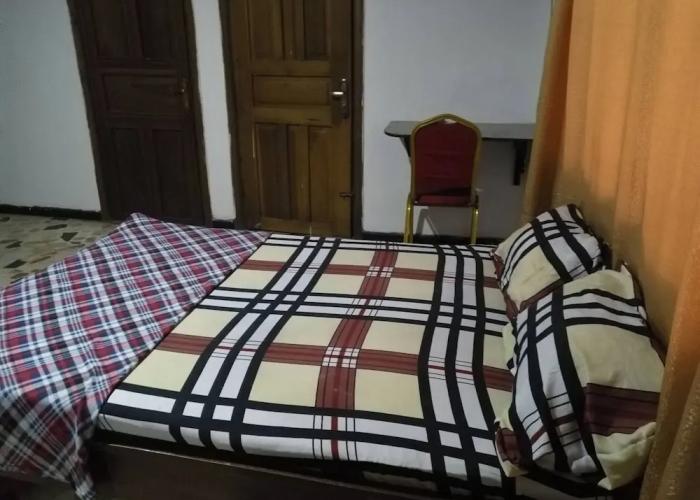 Room in House - Unrivaled Comfort at Val's Residence With King-sized bed