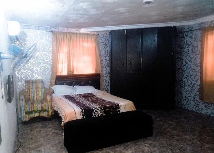 Room in House - Unrivaled Comfort at Val's Residence With King-sized bed