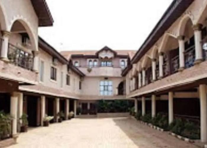 Townhall Hotel & Suites