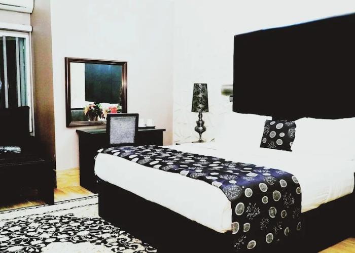 Cromwell Courtyard hotel