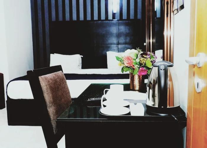 Cromwell Courtyard hotel