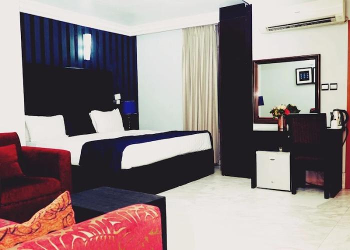 Cromwell Courtyard hotel