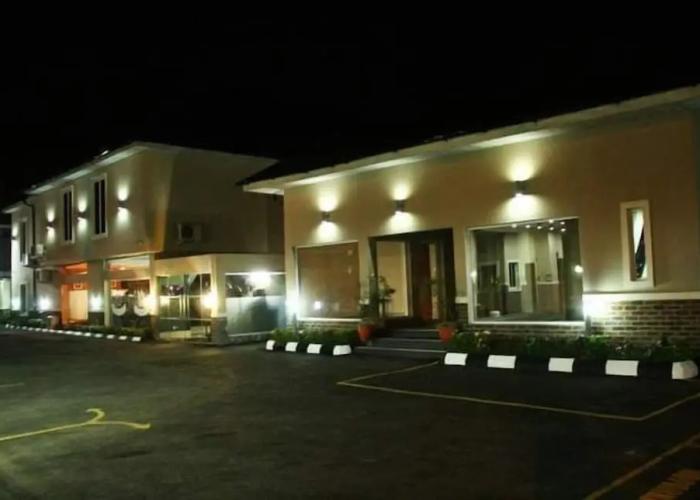 Cromwell Courtyard hotel