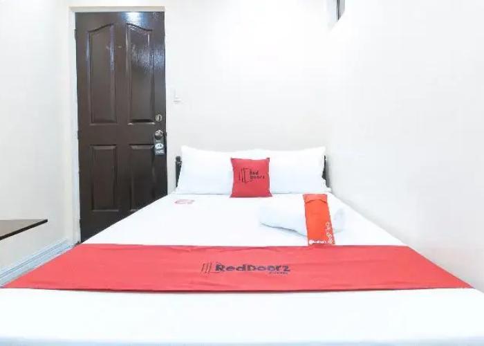 RedDoorz Plus @ Canley Residential