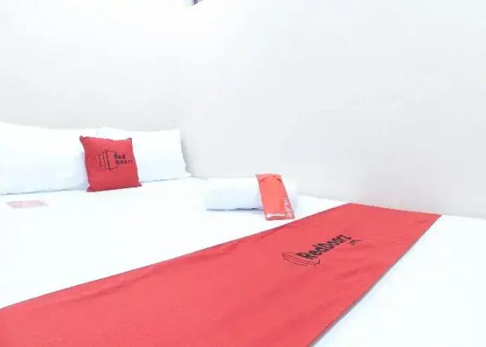 RedDoorz Plus @ Canley Residential