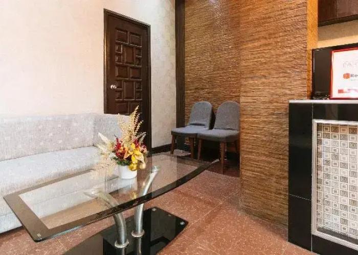 RedDoorz Plus @ Canley Residential