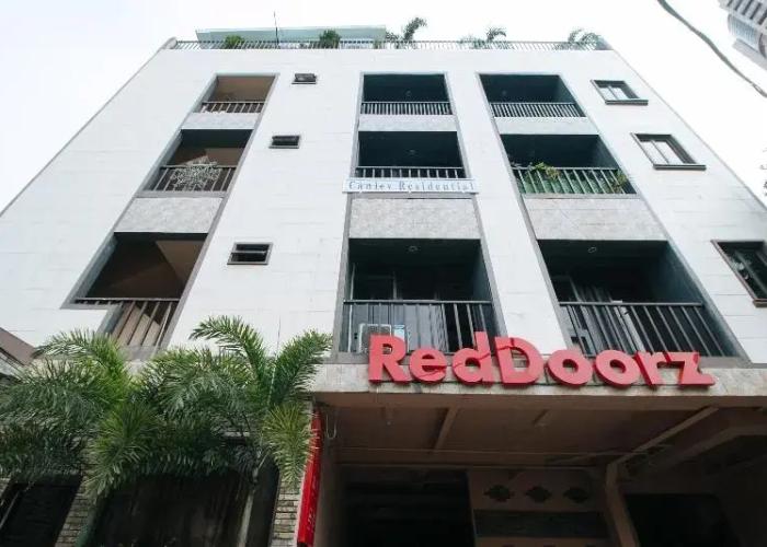 RedDoorz Plus @ Canley Residential