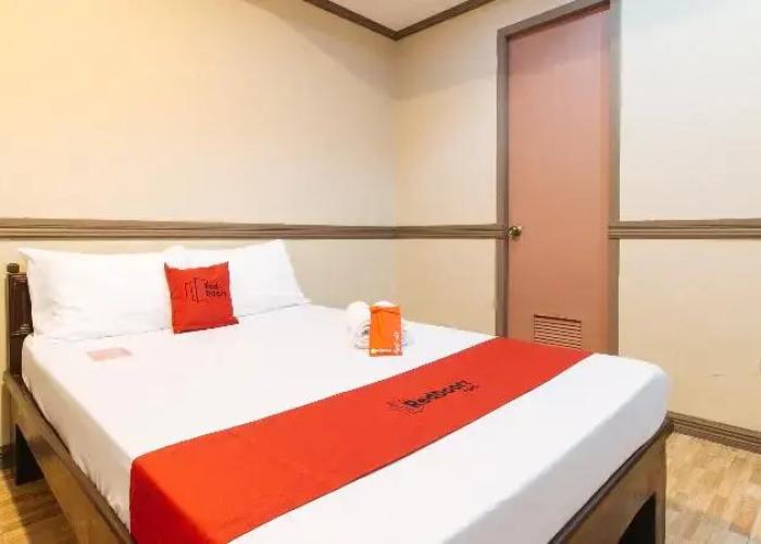 RedDoorz Plus @ Canley Residential