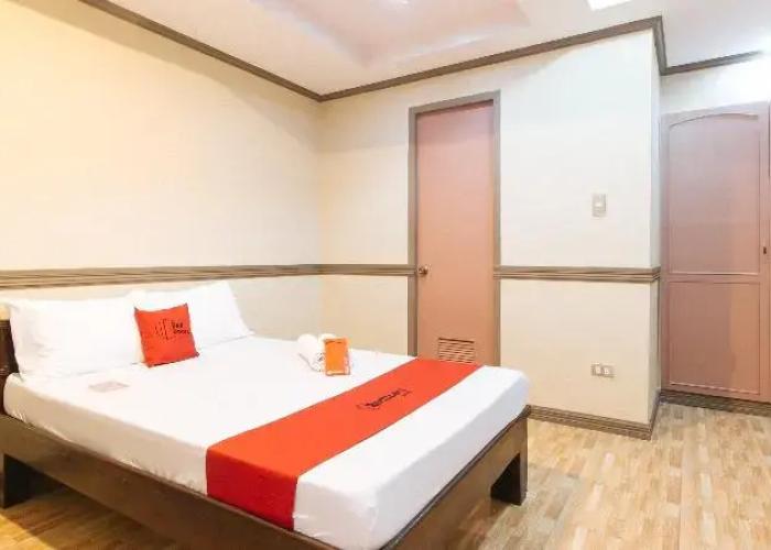 RedDoorz Plus @ Canley Residential