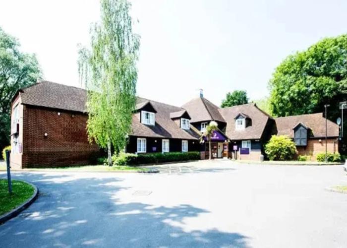 Premier Inn Woking West (A324)