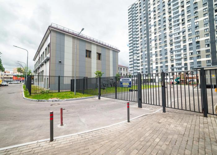 Apatrkhaus na Initsiativnoy Apartments